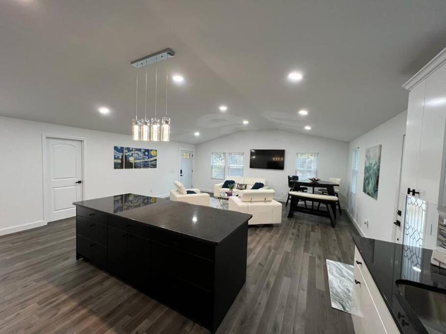 Modern Home At Colonial College Park แอตแลนตา ภายนอก รูปภาพ